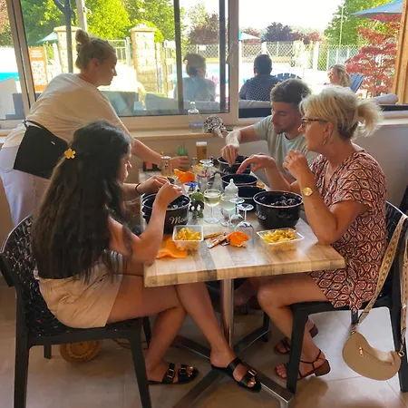 Le Mondou مكان تخييم Saint-Julien-de-Lampon